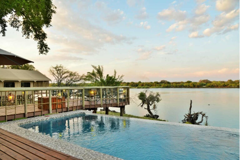Schwimmbecken mit Blick auf den Fluss bei Jackalberry Chobe Lodge.