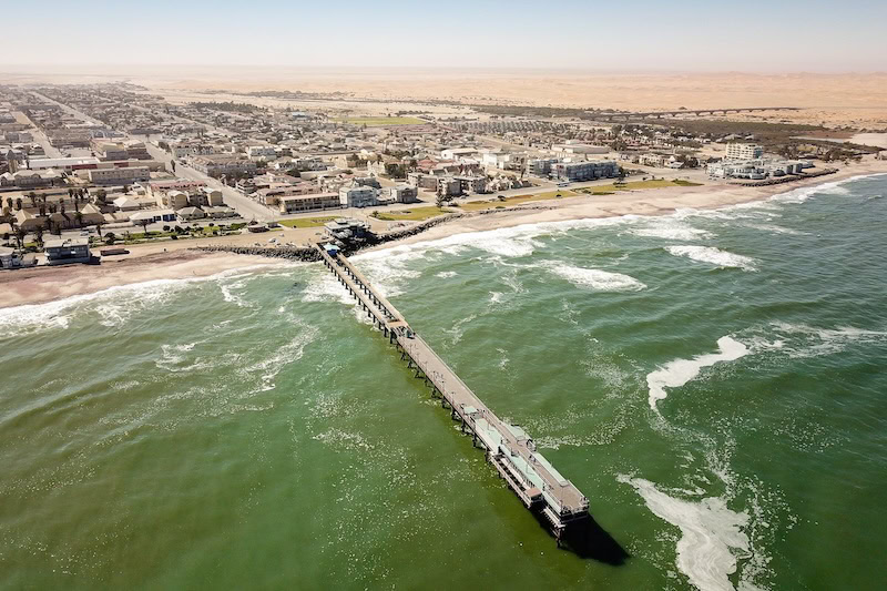 Strandpromenade in Namibia mit Blick auf den Atlantik und Wellen.