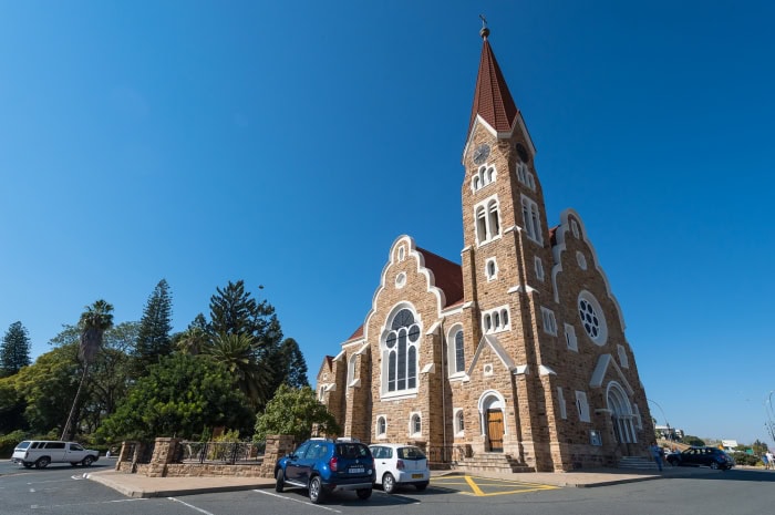 Historische Kirche in Namibia mit blauer Himmel und umliegender Natur.