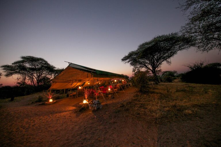 Afrika Safari Lodge bei Sonnenuntergang im Ruaha-Nationalpark.