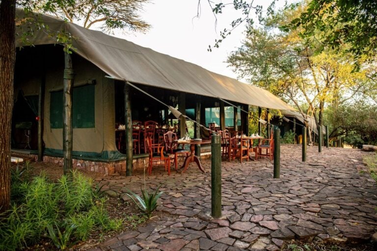 Luxus Safari Zelt im Kirawira Serena Camp in Tansania.