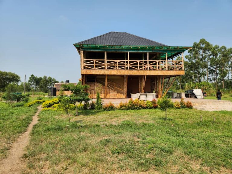 Afrikanische Safari Lodge in der Natur mit Blick auf Landschaft und Bäume.