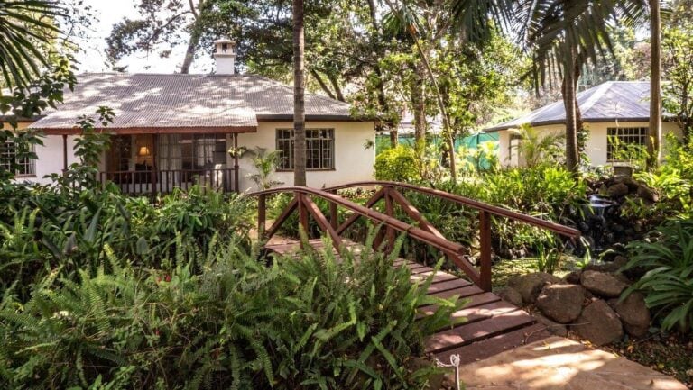 Gemütliche Cottages im tropischen Garten bei Karen Blixen Coffee Garden & Cottages.