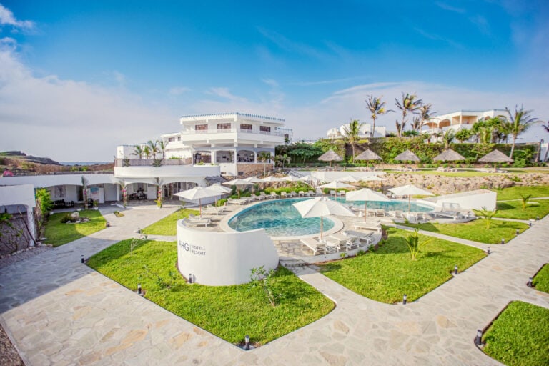 Luxushotel am Strand mit Pool und Garten in Afrika.
