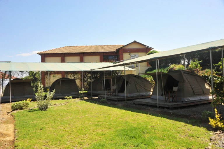 Safari Zelte bei Mwanzo Lodge in Naivasha, Kenia, mit Blick auf die Landschaft.