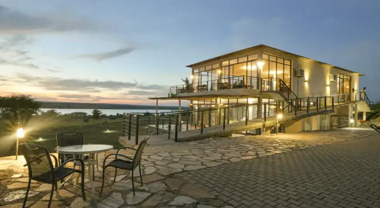Luxus Safari Lodge bei Sonnenuntergang in Afrika, Namibia Reise.