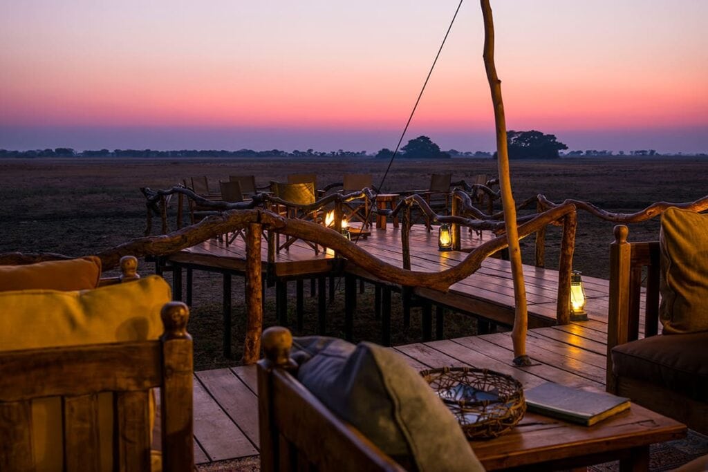 Afrika Safari Lodge bei Sonnenuntergang mit Blick auf die Landschaft.