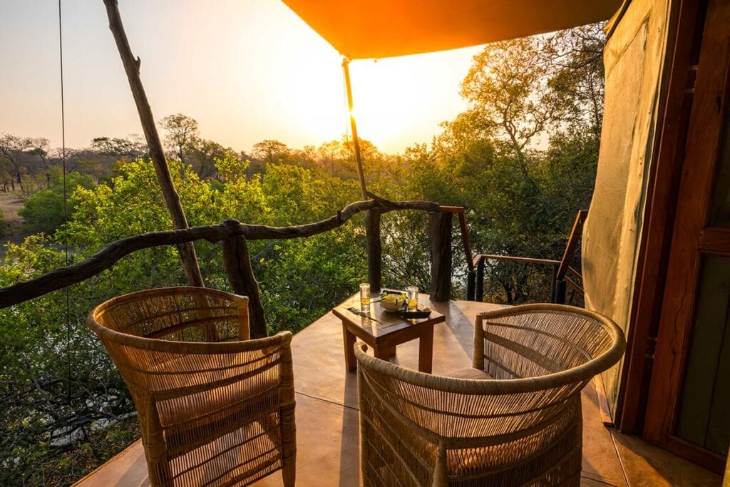 Blick von der Safari Lodge auf die afrikanische Landschaft bei Sonnenuntergang.