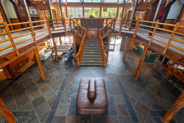 Innenansicht des Knysna Log-Inn Hotels mit Holzarchitektur und gemütlicher Atmosphäre.