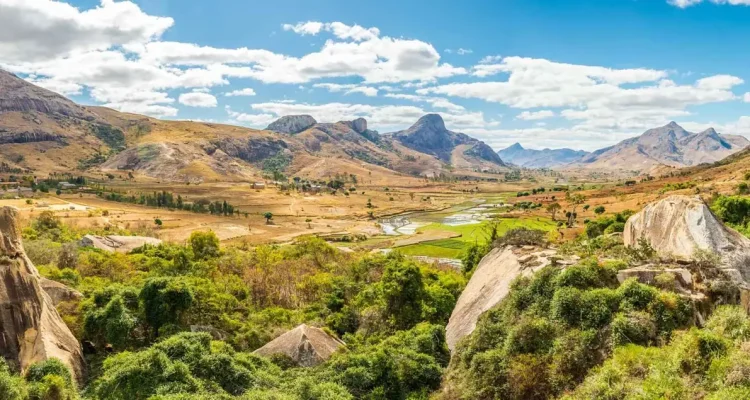 Beeindruckende afrikanische Landschaft mit Bergen und Vegetation.