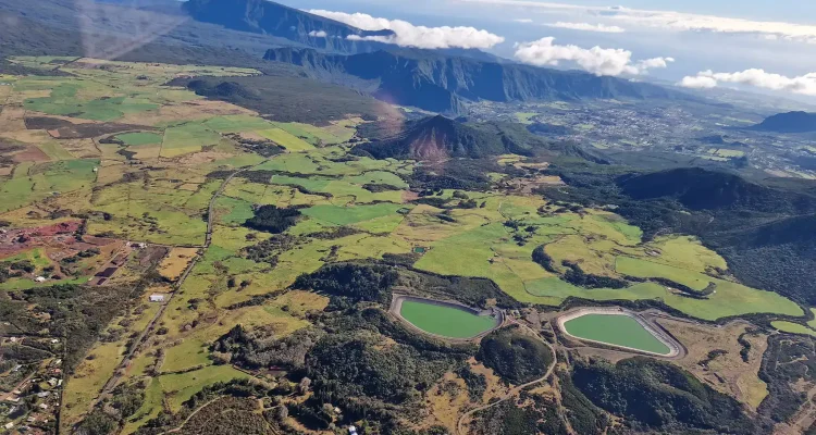 Alt-Text: Beeindruckende Aussicht auf den Vulkan Ätna mit grünen Tälern und Kraterseen, Sizilien, Italien.