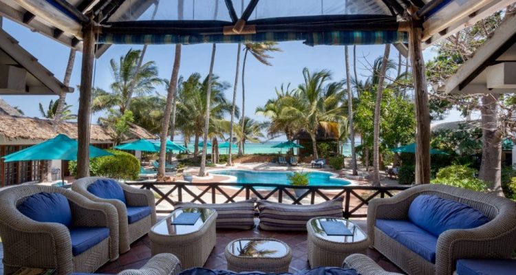 Gemütliches Lounge-Ambiente mit Poolblick in Afrika.