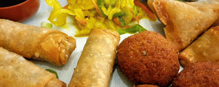 Verschiedene afrikanische Köstlichkeiten, Frühlingsrollen, Frittierte Snacks, typisch afrikanisches Essen.