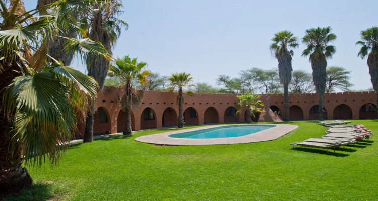 Entspannungsort mit Pool und Palmen in Afrika.