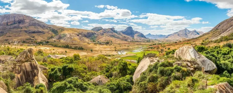 Erkunden Sie die beeindruckende Natur mit afrikanischen Safaris und Bush-Landschaften in Zimbabwe.