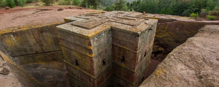 Altes Kloster in Lalibela, Äthiopien, mit traditionellem afrikanischem Einfluss in den Fels gemeißelt.