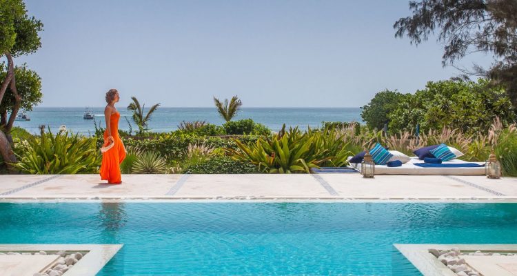 Luxuspool mit Blick auf den Ozean und tropicaler Garten in Afrika.