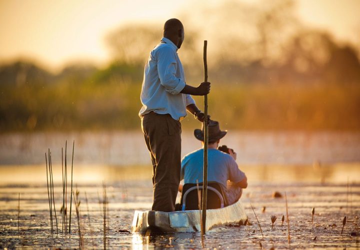 Menschen auf Boot im Wasser.