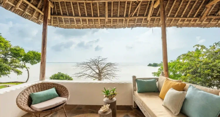 Gemütliche Veranda in Afrika mit Blick auf Fluss, Safari, Tierbeobachtung, Natur, Afrika Reisen.