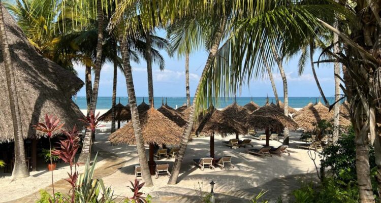 Alt: Maledivische Strandhütten mit Palmen am weißen Sandstrand, tropisches Urlaubsparadies.