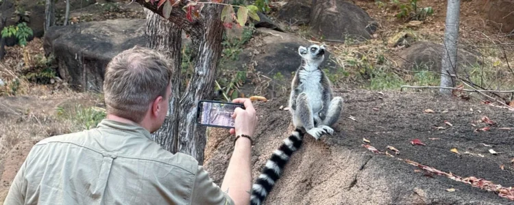 Reisebericht Madagaskar Süden Kata wird fotografiert
