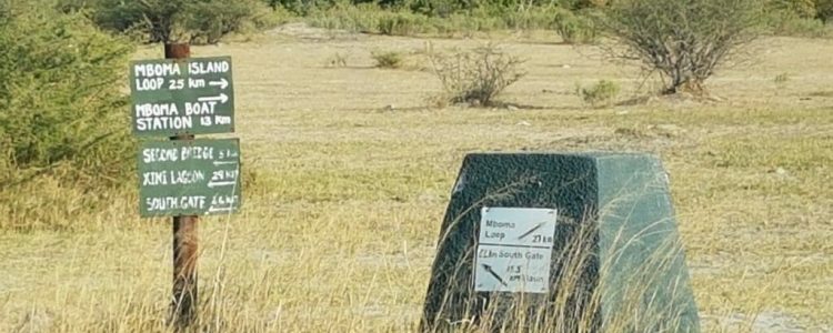 Hinweis auf Mboroma Insel und Bootsstation in Afrika, Landschaft mit Bäumen und Gras.