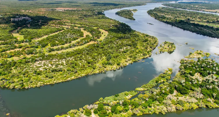Beeindruckende Luftaufnahme eines afrikanischen Flussdeltas mit üppiger Natur und Wasserwegen.