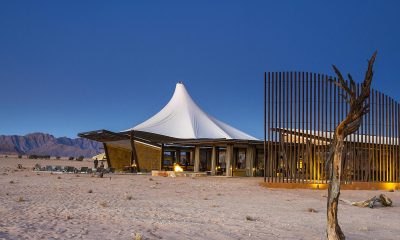 Moderne Safari Lodge in Namibia mit Zelt-Design und Wüstenblick.