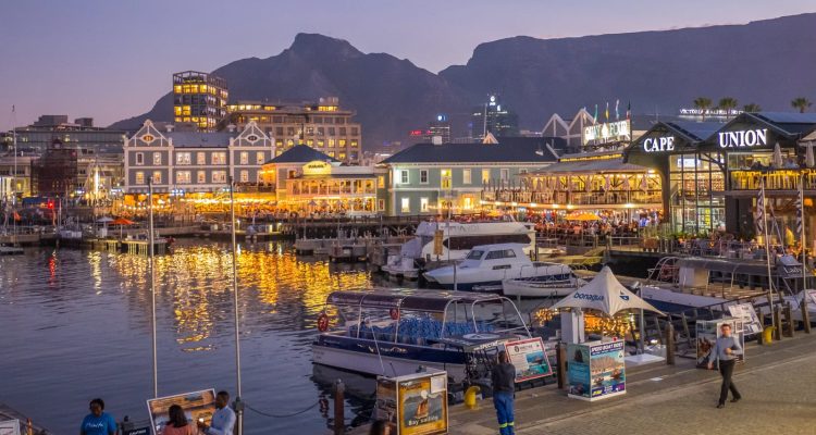 Erleben Sie das bunte Hafenviertel mit Restaurants, Geschäften und Yachten in Kapstadt.