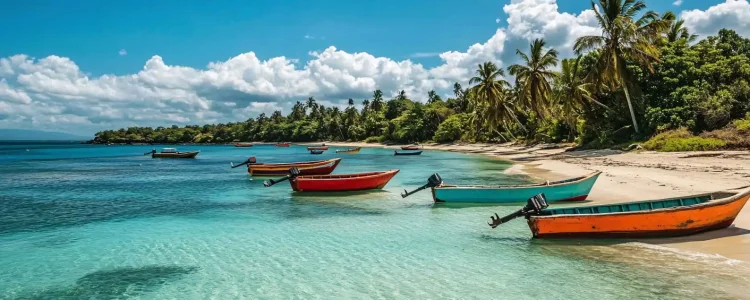 Traumhafte Strandlandschaft in Afrika, Palmen und Boote am kristallklaren Wasser, perfekte Urlaubsorte.