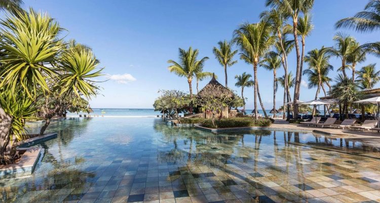 Traumhafter Strandpool mit Palmen und Hütte am Meer, ideal für erholsamen Afrika Urlaub.