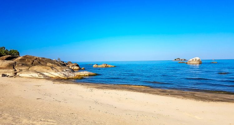 Traumhafter Afrika Strand mit klaren Wasser, Sandstrand und Felsen, perfekte Urlaubsinsel.