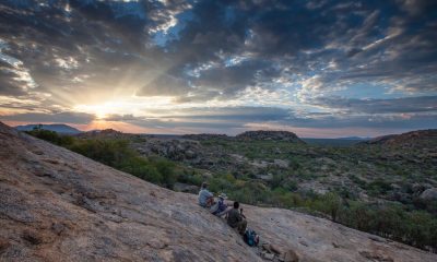 Sonnenuntergang über den afrikanischen Bergen mit Safari-Abenteurern.