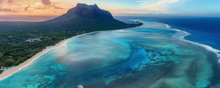 Ausrichtung der Strandpromenade in Afrika mit Palmen, Wasser und Bergen.