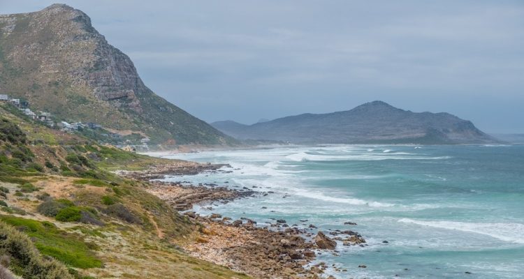 Bilder von der atemberaubenden Küste Südafrikas mit Bergen, Wellen und felsigen Stränden.