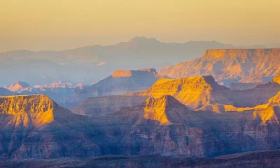 Beeindruckender Blick auf den Grand Canyon bei Sonnenuntergang, ideal für Afrika-Reisefotos.