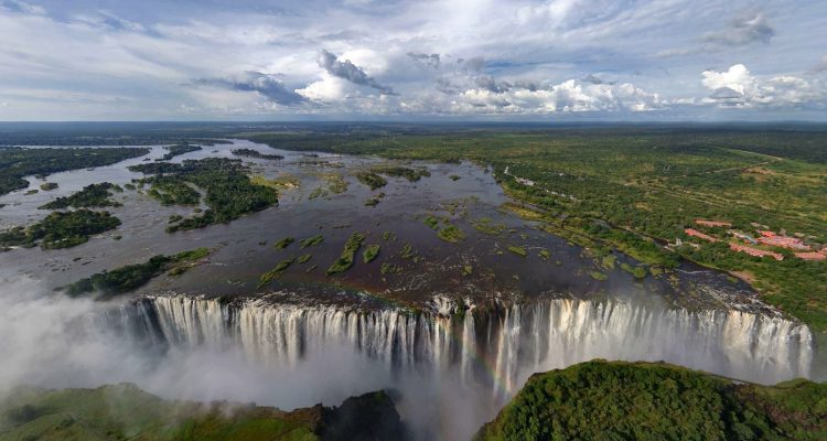 Atemberaubender Blick auf den Victoriafall in Afrika, umgeben von üppigem Regenwald und Wasserfällen.