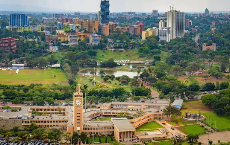 Die Stadt Nairobi in Kenia aus der Luft