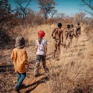 Familienreisen in Afrika - Kinder bei einer Walking Safari